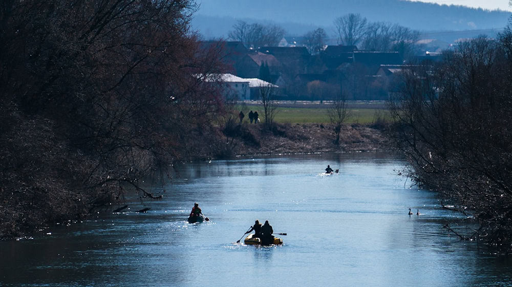 Wegen niedriger Wasserstände sind Kanufahrten auf dem Obermain (hier in Hausen bei Lichtenfels) derzeit an manchen Stellen nicht möglich. (Archivbild) / Foto: Nicolas Armer/dpa