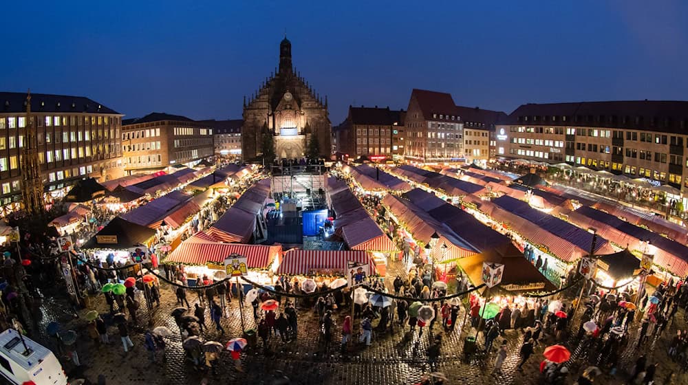 Blick auf den Nürnberger Christkindlesmarkt. Um die GEMA-Gebühren auf Weihnachtsmärkten gibt es Streit zwischen GEMA und Kommunen. (Archivbild) / Foto: Daniel Karmann/dpa