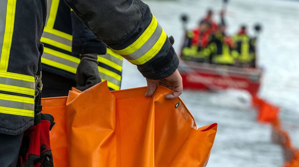 Die Feuerwehr beseitigte laut Polizei den Ölfilm auf der Donau bei Deggendorf. (Symbolbild) / Foto: Pia Bayer/dpa