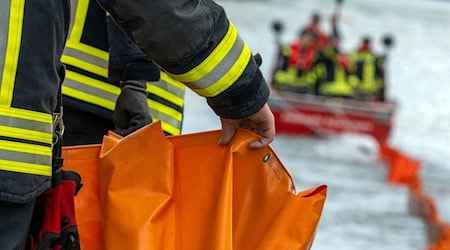 Die Feuerwehr beseitigte laut Polizei den Ölfilm auf der Donau bei Deggendorf. (Symbolbild) / Foto: Pia Bayer/dpa