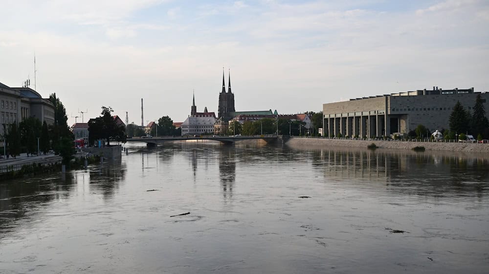 Die Hochwasserwelle in der Oder hat die niederschlesische Stadt Breslau erreicht. (Foto aktuell) / Foto: Maciej Kulczynski/PAP/dpa