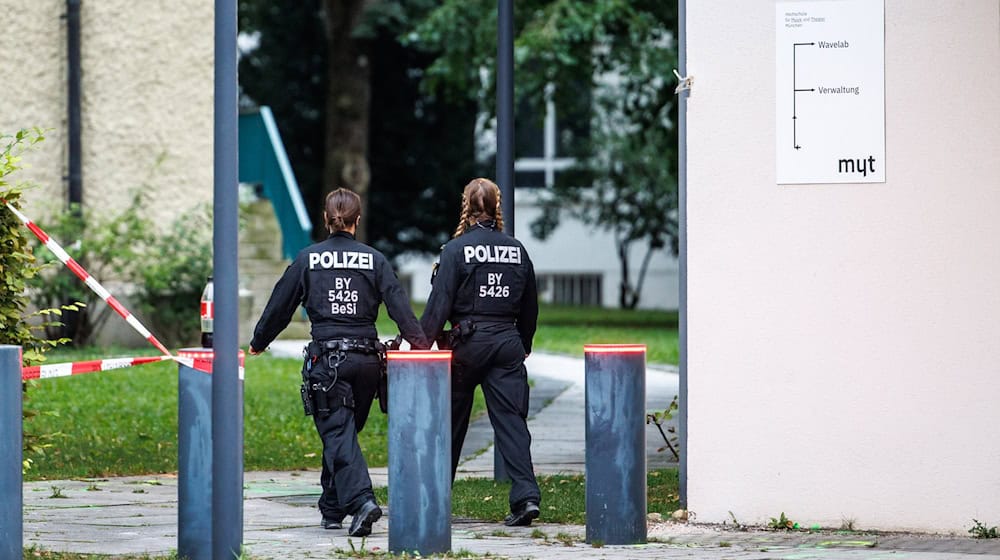 Die Polizei ist am Israelischen Generalkonsulat weiter im Einsatz. / Foto: Matthias Balk/dpa