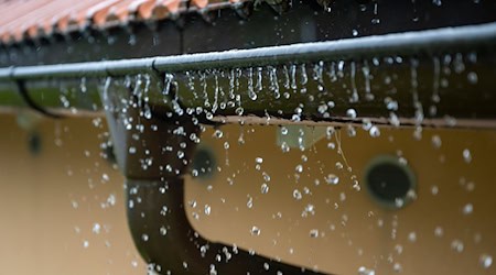 Auch am Sonntag soll es in Bayern regnen und schneien. (Symbolbild) / Foto: Lennart Preiss/dpa