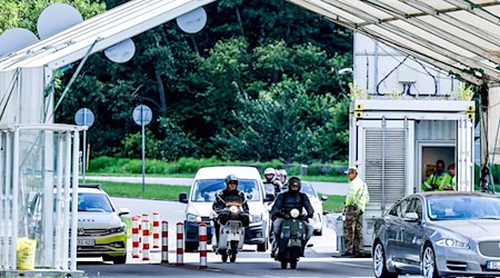 Während der Fußball-EM hatte es an allen deutschen Grenzen Kontrollen gegeben, auch an der Grenze zu Dänemark. Das soll ab Montag wieder gelten. (Archivbild) / Foto: Axel Heimken/dpa