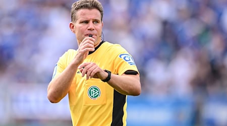 Bundesliga-Comeback an der Pfeife: Felix Brych steht nach einer schweren Knieverletzung vor einem Rekordspiel. / Foto: Harry Langer/dpa