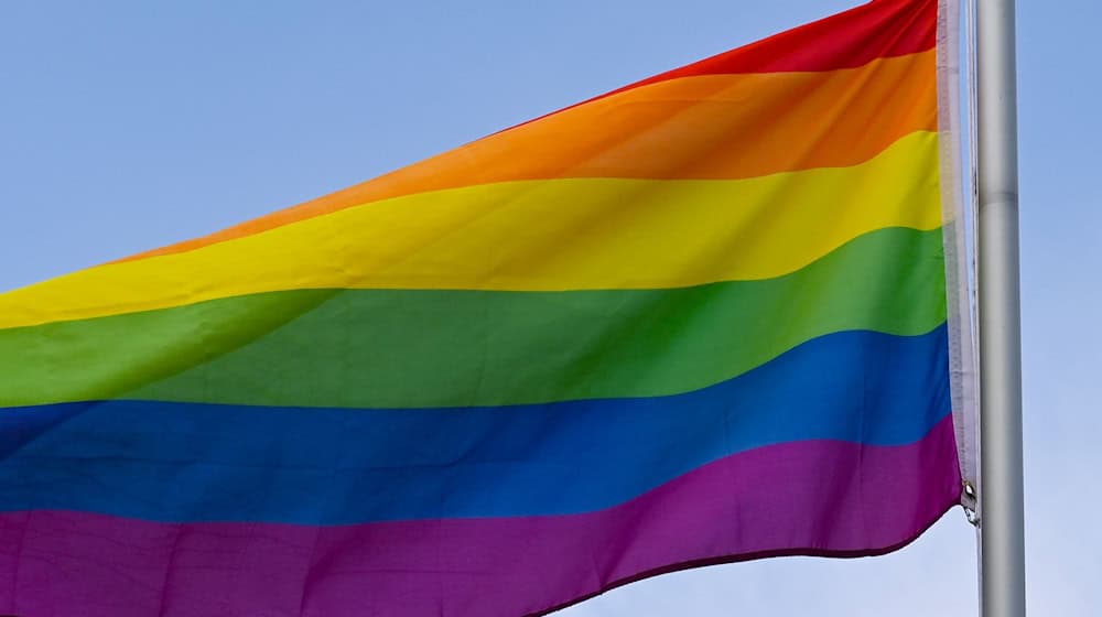 Zum CSD in Landshut kamen laut Polizei 1000 Menschen.  / Foto: Patrick Pleul/dpa-Zentralbild/dpa