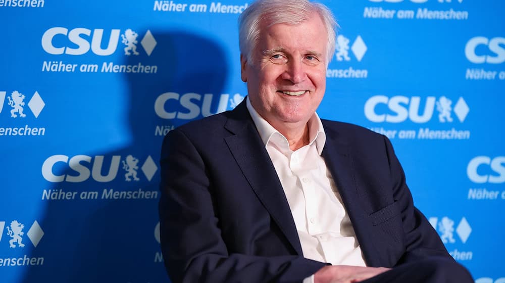 Ex-CSU-Chef Horst Seehofer sieht die Migrationspolitik von Altkanzlerin Angela Merkel immer noch kritisch. (Archivbild) / Foto: Daniel Löb/dpa