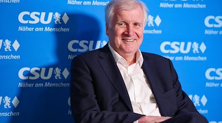 Ex-CSU-Chef Horst Seehofer sieht die Migrationspolitik von Altkanzlerin Angela Merkel immer noch kritisch. (Archivbild) / Foto: Daniel Löb/dpa