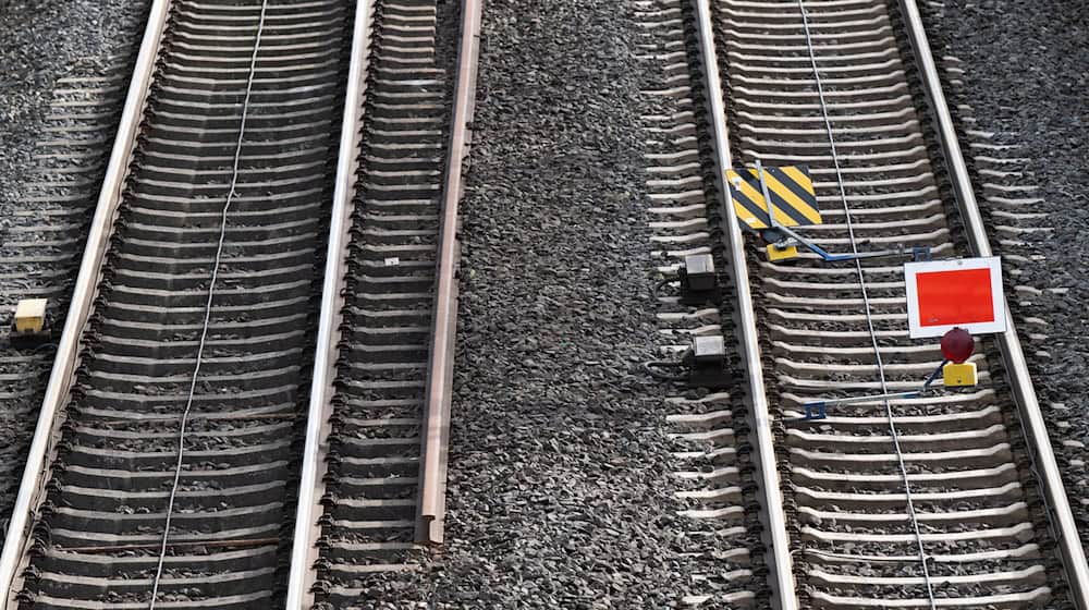 An einem Bahnübergang ist eine Seniorin von einem Zug erfasst worden und gestorben. (Symbolbild) / Foto: Sebastian Gollnow/dpa