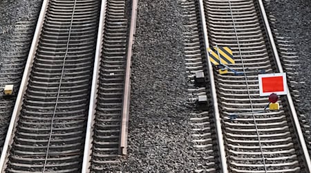 An einem Bahnübergang ist eine Seniorin von einem Zug erfasst worden und gestorben. (Symbolbild) / Foto: Sebastian Gollnow/dpa