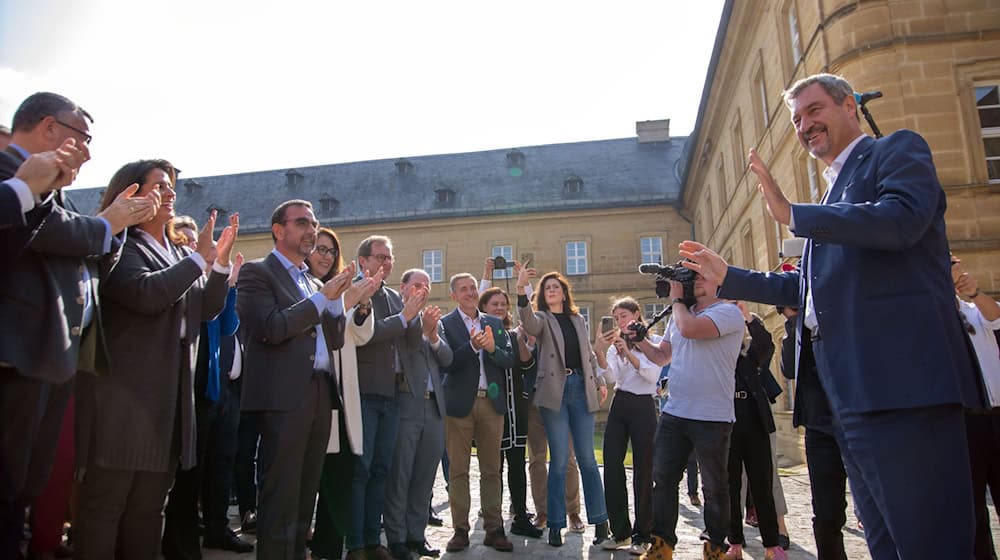 Nahezu die komplette CSU-Landtagsfraktion begrüßte Ministerpräsident Markus Söder Beifall klatschend in Kloster Banz bei seiner Rückkehr aus Berlin.  / Foto: Pia Bayer/dpa
