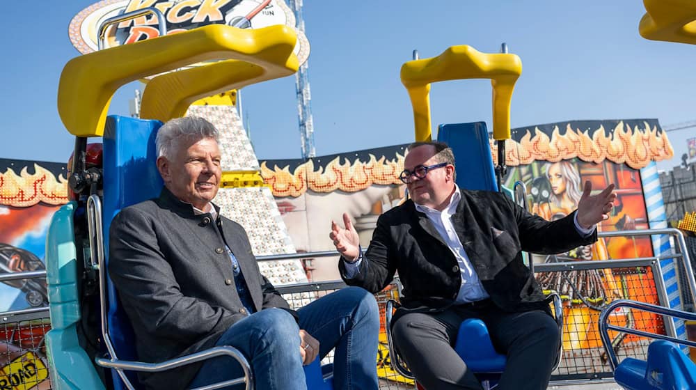 Der Oberbürgermeister und der Festleiter testen vor dem Wiesn-Start ein Fahrgeschäft. / Foto: Lennart Preiss/dpa