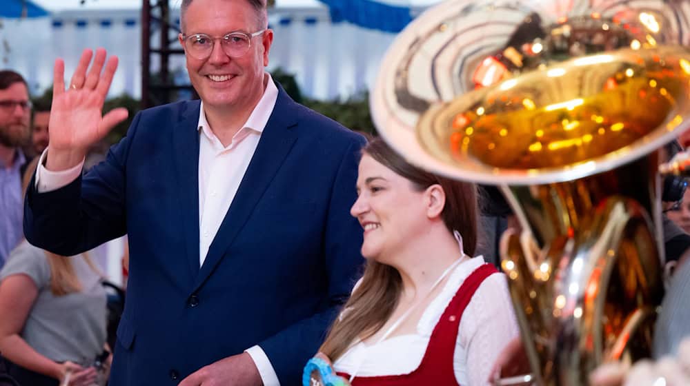 Alexander Schweitzer und Ronja Endres vor ihren Reden beim politischen Gillamoos. / Foto: Sven Hoppe/dpa