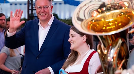 Alexander Schweitzer und Ronja Endres vor ihren Reden beim politischen Gillamoos. / Foto: Sven Hoppe/dpa