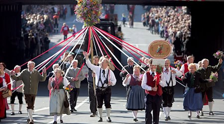 Für die Michaelis-Kirchweih hat die Stadt Fürth das Sicherheitskonzept verschärft. (Archivbild) / Foto: Daniel Karmann/dpa