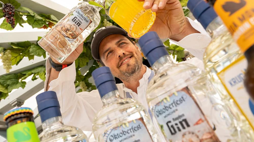 Nicht nur Bier auf der Wiesn: Es gibt auf offiziellen Oktoberfest-Gin.  / Foto: Peter Kneffel/dpa