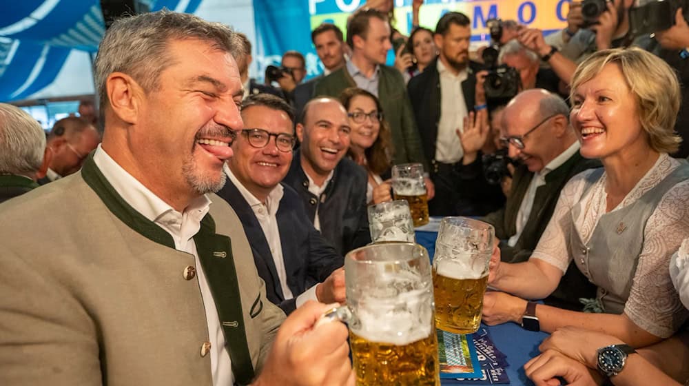 Volksfest-Stimmung rund um Markus Söder (CSU), den Ministerpräsidenten von Bayern.  / Foto: Peter Kneffel/dpa