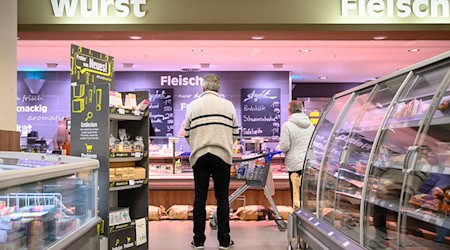 Die Supermarktketten suchen Tausende Beschäftigte für ihre Bedientheken mit Fleisch, Wurst und Käse. / Foto: Sebastian Gollnow/dpa