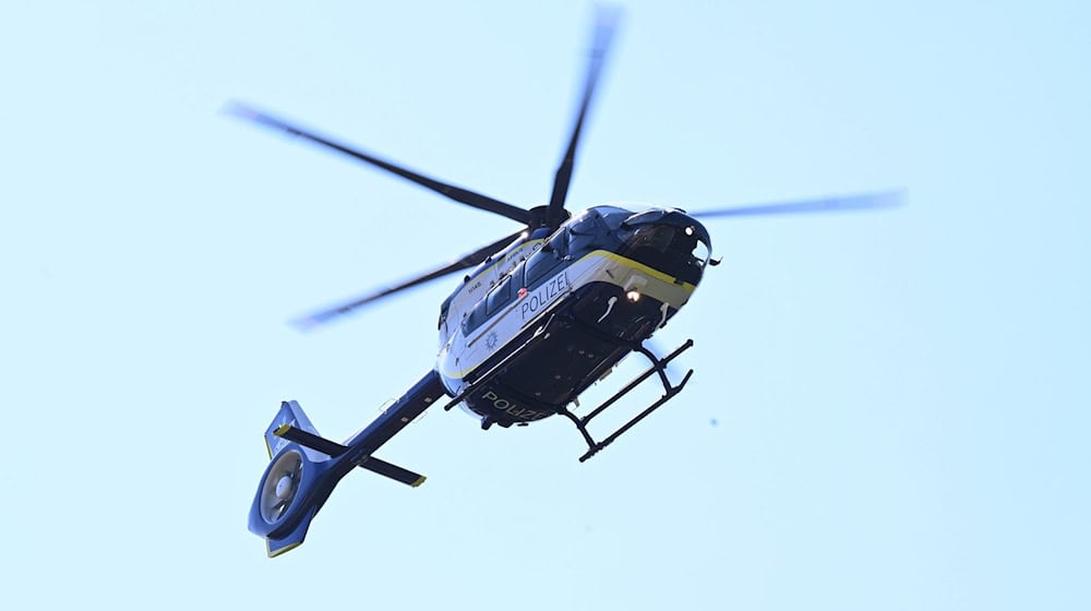 Bei der Suche nach dem Mann stieg auch ein Polizeihubschrauber auf. / Foto: Felix Hörhager/dpa