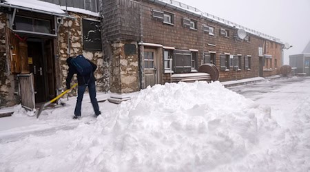 In den Alpen liegt teils mehr als ein Meter Schnee. / Foto: Peter Kneffel/dpa