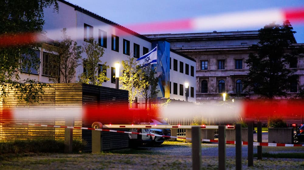 Auch am Freitag waren Bereiche um das Konsulat abgesperrt. / Foto: Matthias Balk/dpa