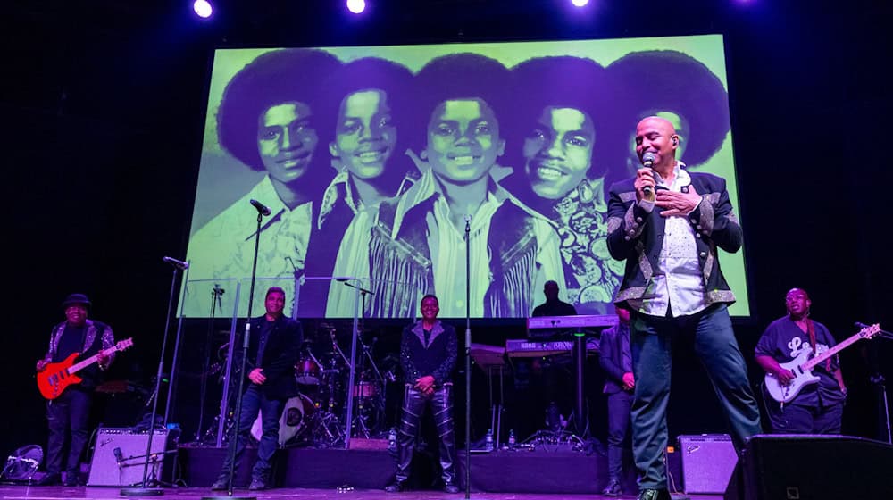 The Jacksons erinnern bei ihrem Deutschlandkonzert an die legendären Zeiten ihrer Familienband The Jackson Five. / Foto: Peter Kneffel/dpa