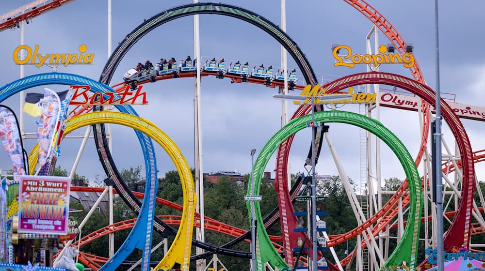 Bei Arbeiten an der legendären Olympia-Looping Achterbahn ist ein Mann gestorben. (Archivfoto) / Foto: Sven Hoppe/dpa