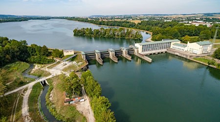 Rund 85 Wasserkraftwerke an Isar, Lech, Donau und Main will der Freistaat über sogenannte Heimfallrechte von Uniper zurückkaufen. Darunter auch das Kraftwerk Altheim an der Isar. (Archivbild) / Foto: Armin Weigel/dpa