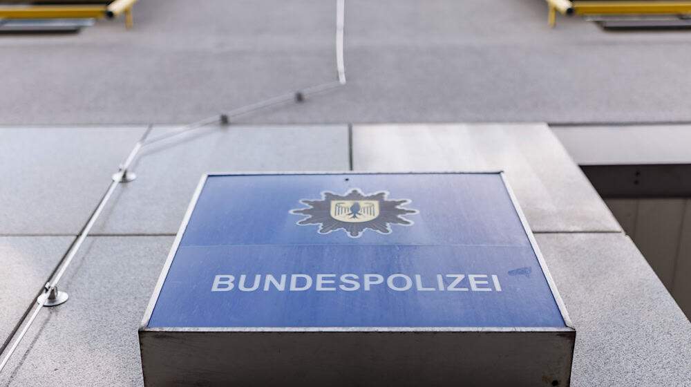 Die Bundespolizei bittet Zeuginnen und Zeugen um Hinweise. (Symbolbild) / Foto: Daniel Karmann/dpa