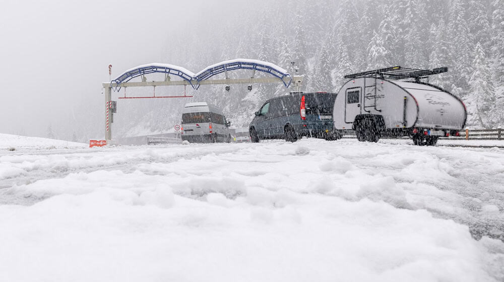 Straßensperren und Schneeketten-Pflicht in Teilen Österreichs / Foto: Expa/Johann Groder/APA/dpa