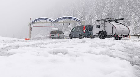 Straßensperren und Schneeketten-Pflicht in Teilen Österreichs / Foto: Expa/Johann Groder/APA/dpa