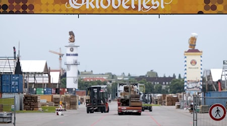 Auf der Theresienwiese laufen letzte Arbeiten vor dem Wiesn-Start. (Archivfoto) / Foto: Sven Hoppe/dpa