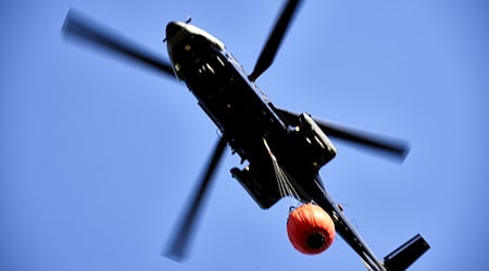 Löschhubschrauber waren bei dem Waldbrand im Einsatz. (Symbolbild) / Foto: Michael Ukas/TNN/dpa