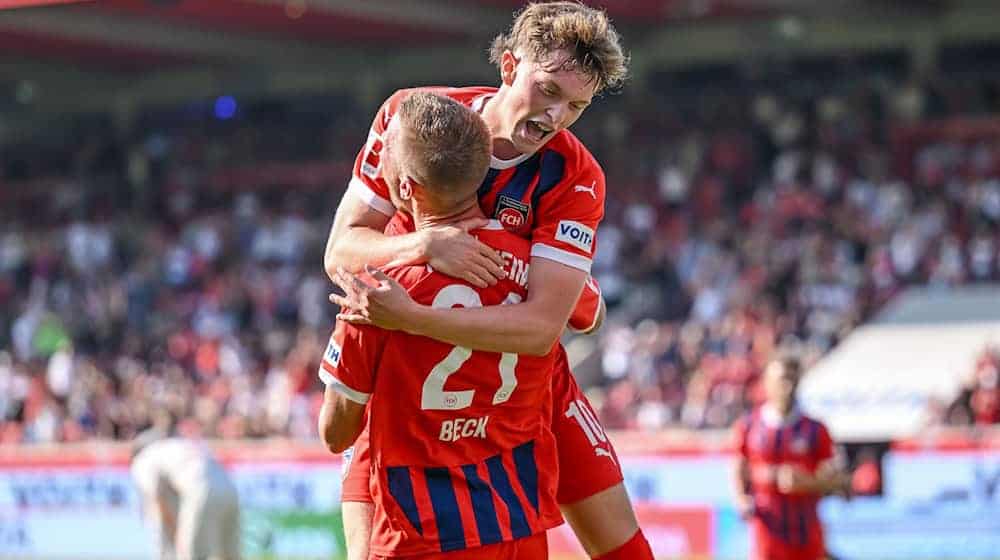 Paul Wanner (o.) und der 1. FC Heidenheim haben einen glänzenden Saisonstart hingelegt. / Foto: Harry Langer/dpa