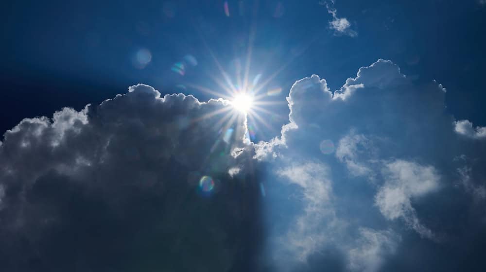 In Bayern wird es weiterhin sonnig und warm, durchsetzt mit Wolken, Regen und auch Gewittern. (Symbolbild) / Foto: Annette Riedl/dpa