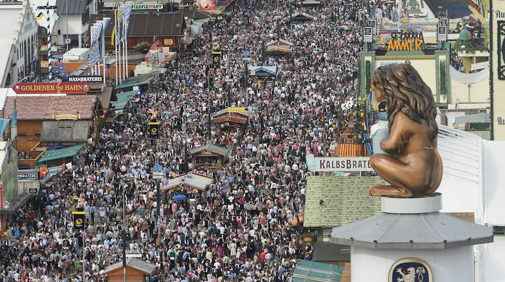 Viele Besucher: Dicht drängen sich die Wiesn-Gäste in den Gassen zwischen den Zelten und Fahrgeschäften.  / Foto: Felix Hörhager/dpa