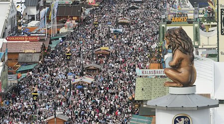 Viele Besucher: Dicht drängen sich die Wiesn-Gäste in den Gassen zwischen den Zelten und Fahrgeschäften.  / Foto: Felix Hörhager/dpa