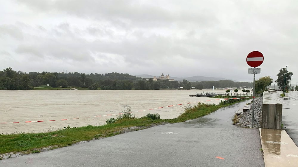 An der Donau richten sich die Menschen auf Hochwasser ein.  / Foto: Daniel Killinger/APA/dpa