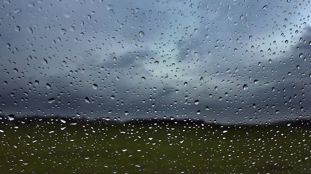 In Bayern wird es zum Wochenstart immer wieder regnen. (Symbolbild) / Foto: Karl-Josef Hildenbrand/dpa