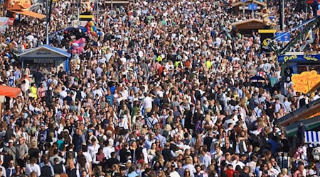 Dichtes Gedränge zum Wiesn-Start.  / Foto: Karl-Josef Hildenbrand/dpa