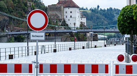 Die Donau schwillt in Passau wieder an. (Archivbild) / Foto: Armin Weigel/dpa