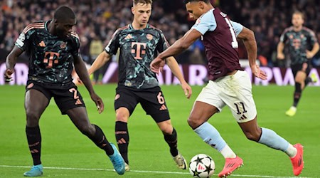 Liefern sich stellvertretend für ihre Teams einen harten Kampf: Die Münchner Dayot Upamecano (l) und Joshua Kimmich sowie Villas Ollie Watkins. / Foto: Peter Kneffel/dpa