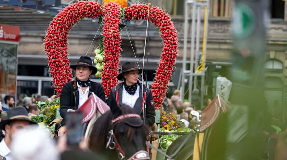 Mit einer Erntekrone aus Radieschen bedanken sich die Fürther auf ihrer traditionellen Michaelis-Kirchweih für die Ernte / Foto: Pia Bayer/dpa