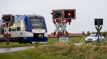 Die Bahnstrecke bis an den Tegernsee soll endlich elektrifiziert werden, ein neues Konzept soll auch mehr Passagiere bedienen können. / Foto: Lennart Preiss/dpa