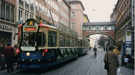 Die Münchner Christkindl-Trambahn fuhr das erste Mal im November 1994. (Archivbild) / Foto: -/Aktion Münchner Fahrgäste/dpa