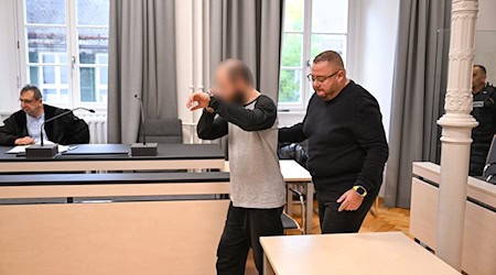 Der Mann (2.v.l.) soll mehrmals auf das Kind eingestochen haben. / Foto: Felix Kästle/dpa