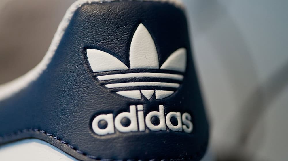 Der Adidas-Umsatz stieg zuletzt um 7,3 Prozent auf 6,4 Milliarden Euro. / Foto: Daniel Karmann/dpa