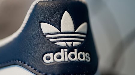 Der Adidas-Umsatz stieg zuletzt um 7,3 Prozent auf 6,4 Milliarden Euro. / Foto: Daniel Karmann/dpa