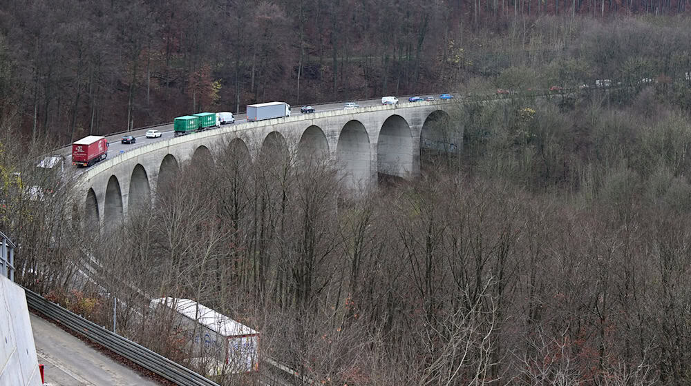 Die A8 wird wegen Straßenarbeiten in Richtung München für einige Tage voll gesperrt. (Archivfoto) / Foto: Bernd Weißbrod/dpa