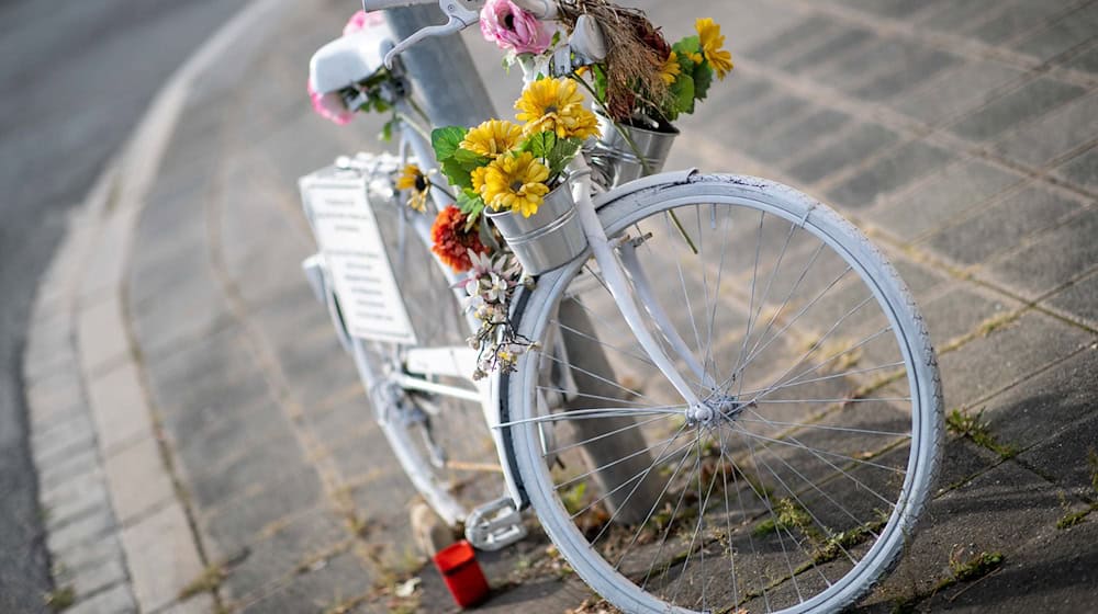 Gedenken an eine von einem abbiegenden Lkw überfahrene Radfahrerin. (Symbolbild) / Foto: Daniel Karmann/dpa